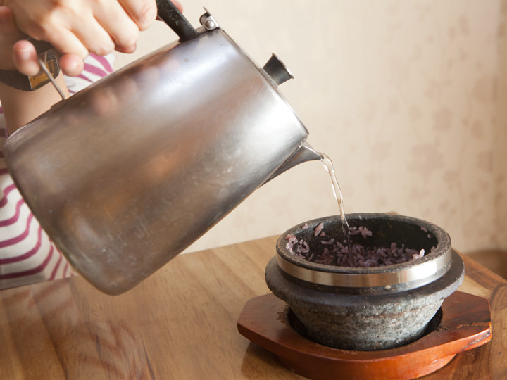 加入热水泡锅巴