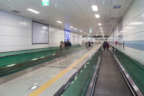 连接通路内的代步移动设施