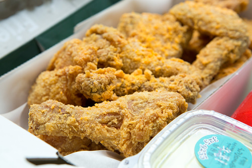 甜味十足有酥脆的蜂蜜黄油炸鸡