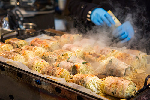 包着满满的蔬菜和五花肉的“五花肉卷”