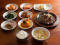 主菜加上每天替换的小菜、汤、饭，非常丰富