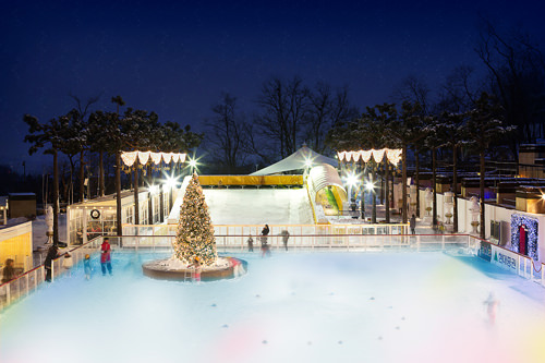 滑冰场内享受欢乐时光。