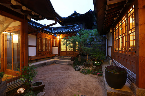 位于北村韩屋村,临近景福宫,三清洞。