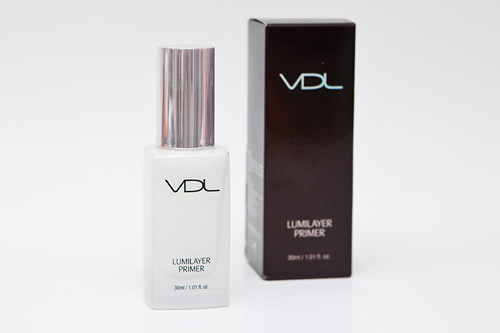 VDL
店内众多产品都是与著名化妆师合作打造的,喜欢成熟稳重妆容的美眉们的不二选择。产品最大的特点是注重光泽度,色泽鲜明。最值得一提的是店内口红颜色之多,种类丰富。
明星产品:贝壳提亮液、三色唇膏