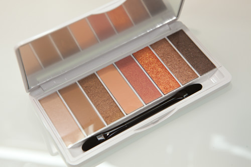 A'PIEU
与化妆品品牌谜尚(MISSHA)一起被称为“姊妹店”。产品设计主要针对20岁出头的客户群,颜色丰富亮丽,可爱十足。
明星产品:彩盘眼影