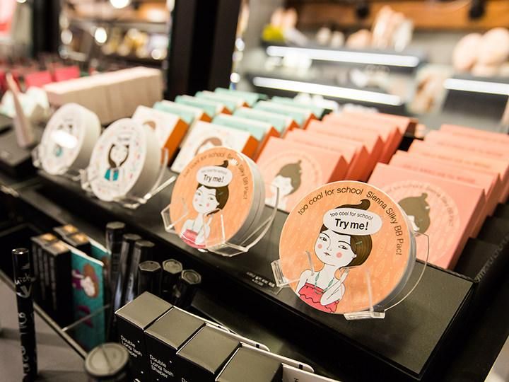 too cool for school
光看品牌名称就能够知道这是专门为20岁左右女生们打造使用产品的化妆品品牌。它最吸引人的是商品的包装设计,不少人冲着艺术感十足的设计前来购买。
明星产品:三色面部修颜粉饼