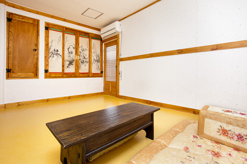 孝宣堂
位于仁寺洞附近,韩屋密集的北村。在这里就要住韩式地暖房才应景。