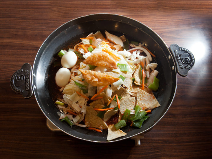 用大铝锅装着的辣炒年糕