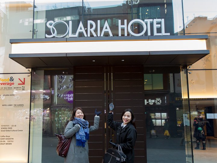 酒店正门入口前合影!