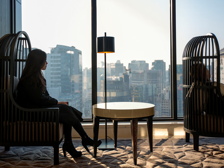 靠窗的座位是免费观光地,大可一边休息,一边俯瞰明洞商业街