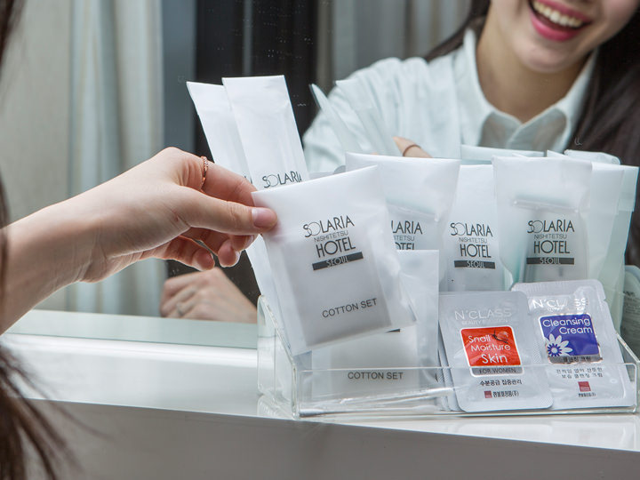 酒店提供的免费洗面奶、柔肤水、化妆棉等一应俱全
