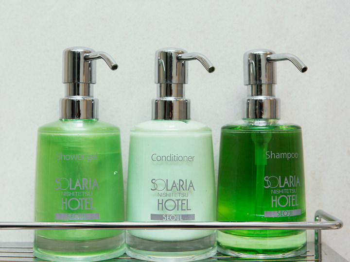 浴室内备有洗发水、护发素、沐浴乳