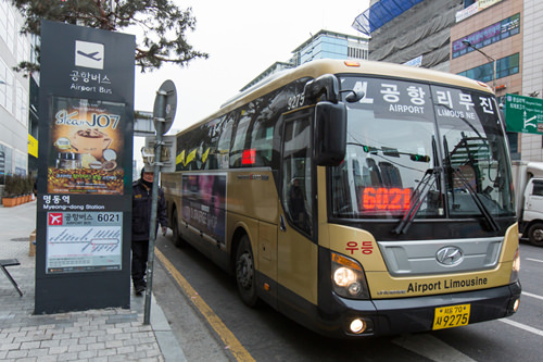 这里便是6021机场大巴的停车站