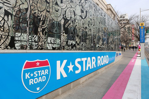 1.从狎鸥亭罗德奥站2号出口出,可以看到K STAR ROAD