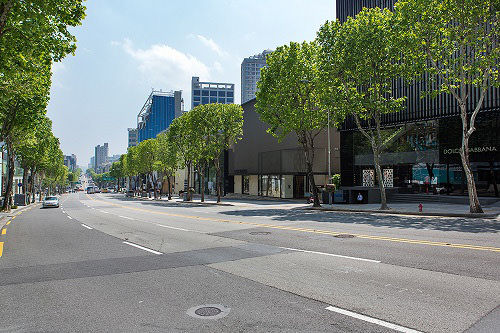 2.马路两侧为名品街