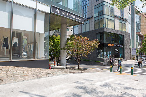 3.进入GUCCI对面的路口