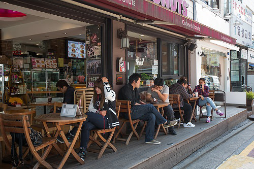 6.对面的咖啡厅为蹲点最佳地