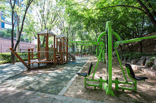 11.对面有一个小公园,可以在这里等你的欧巴