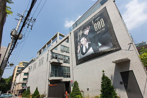 12.沿路步行3分钟后左转即是FNC