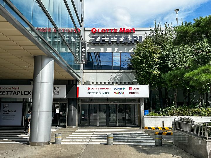 东口入口,红色招牌非常醒目