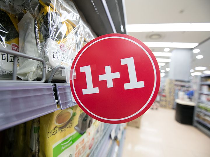超市内经常有买一赠一或买二赠一的优惠活动,价格非常实惠!如果发现标有「1+1」的商品千万不要错过哦!