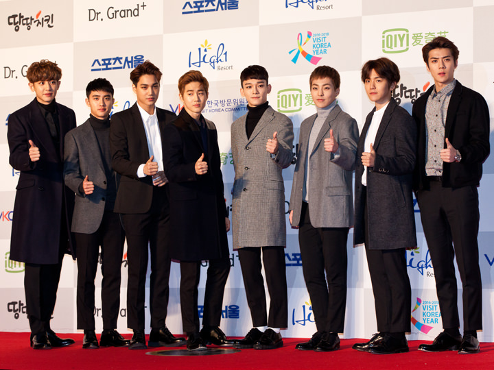 EXO成员世勋(最右)和钟仁(左3)