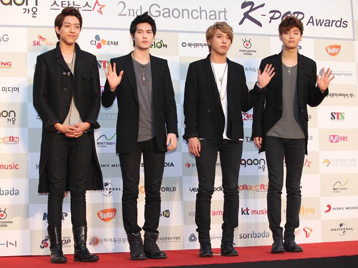 CNBLUE 李宗泫(左2)