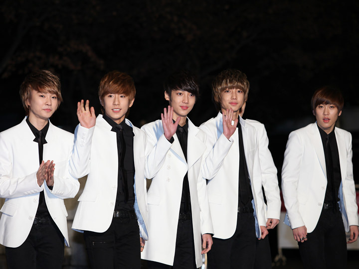 BOYFRIEND 卢珉宇、 赵荣旻、 李政敏(中间3人)