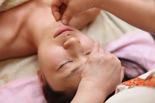 通过骨气按摩可变成小脸美人