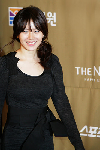 孙艺珍在拍戏的间隙也通过呼啦圈来维持细腰