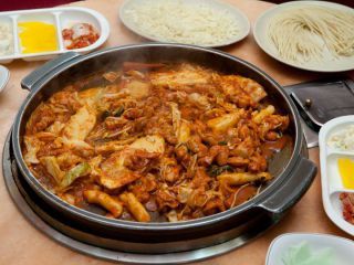 热气腾腾的铁板鸡完成