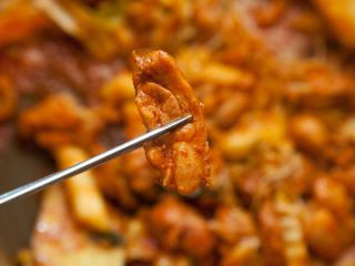 鸡肉软滑可口，有特殊的微辣味