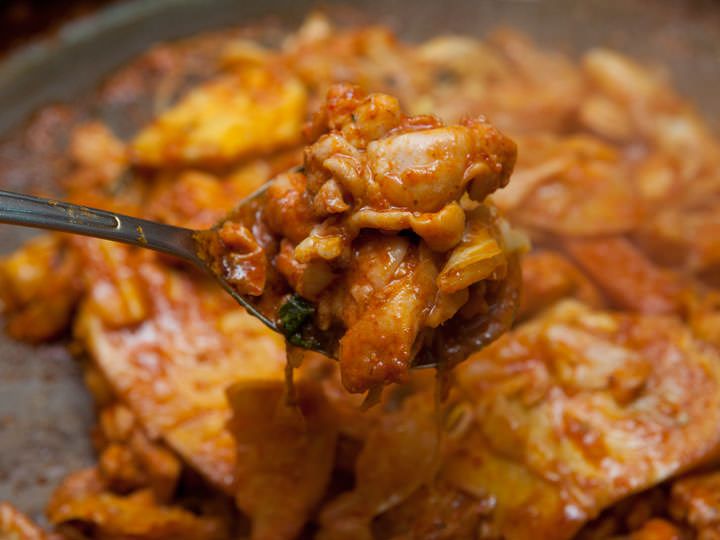 鸡肉软滑可口,有特殊的微辣味