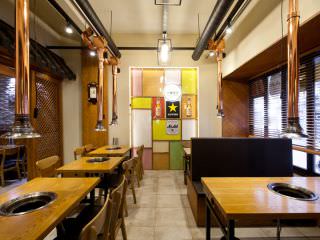 排放间距适宜的餐桌