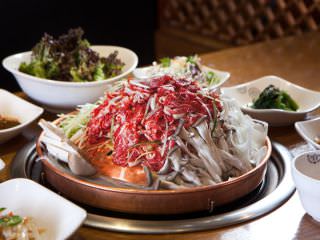 铜锅中间放着满满的烤肉