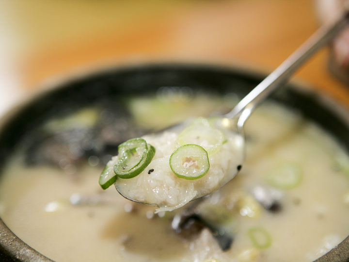 鸡肉吃完后,将鸡中的糯米与汤汁一同食用