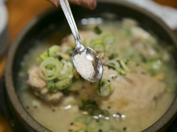 先尝尝鸡汤的味道是否合适