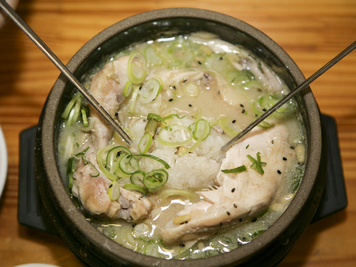 再把整只鸡撕成易于入口的大小,之后便可以开始享用这道美食啦