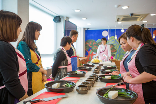 为大家亲切讲解韩国文化的老师