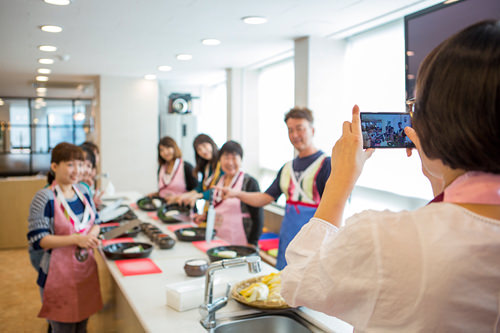 老师在替游客拍照