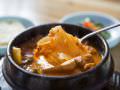 泡菜汤是由发酵很久的本店自制泡菜制作而成