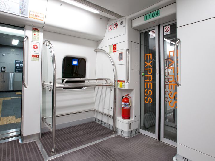 每节车厢均有放置行李的专用空间