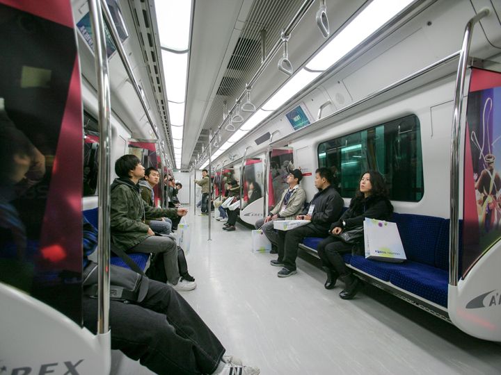 与一般地铁的车厢构造相同