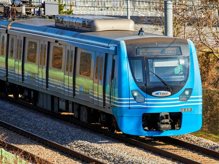 途经金浦机场、弘大等站