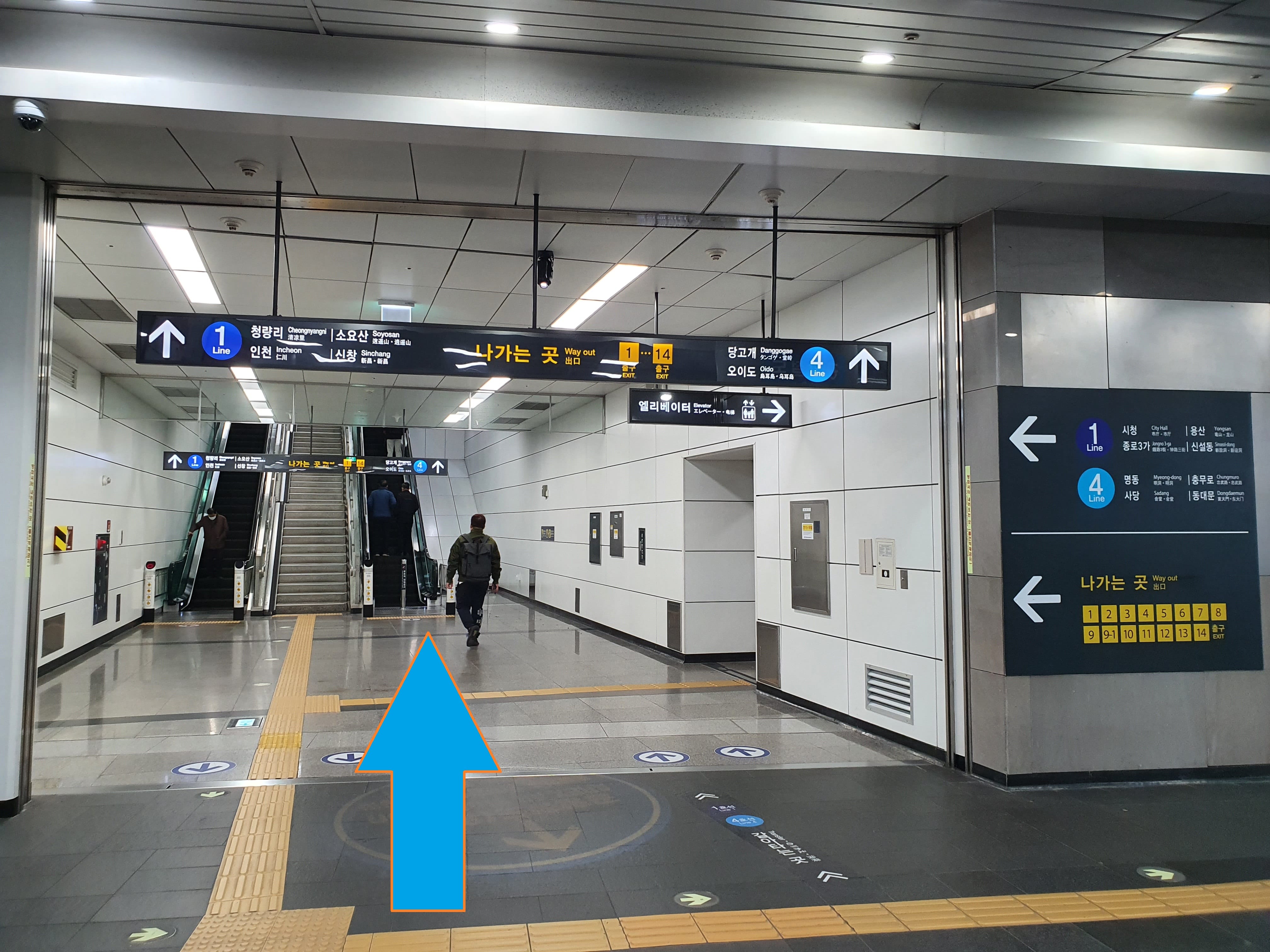 1. 沿指示牌前往地铁1、4号线换乘通路