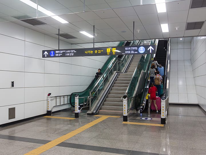 2. 乘坐手扶梯上楼