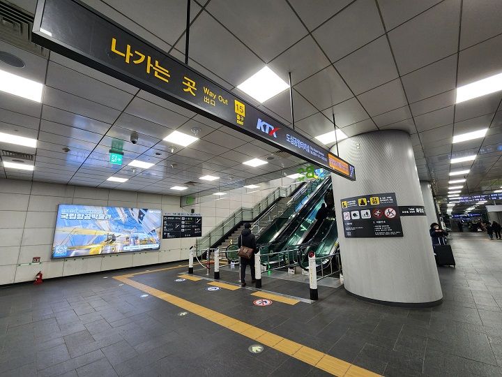 2.搭乘15号出口方向的电梯上去