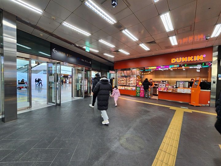 3.上到2层后,进入候车大厅