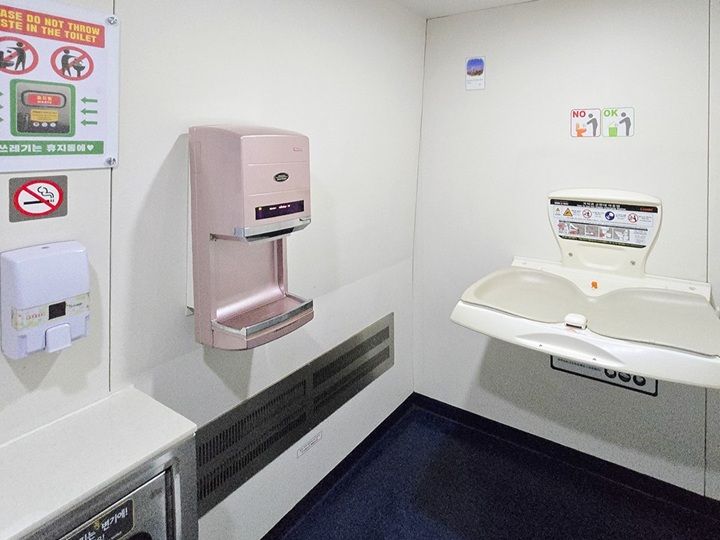 盥洗室(4号车厢)