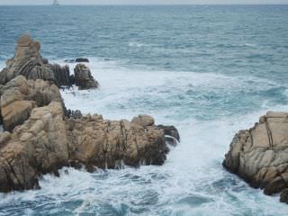 海水拍打着奇石